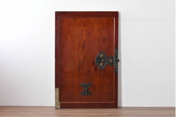 アンティーク建具　明治～大正　庄内地方　欅(ケヤキ)材　ヒノキ材　艶やかな木肌と重厚な金具が映える漆塗りの蔵戸1枚　(R-085104)