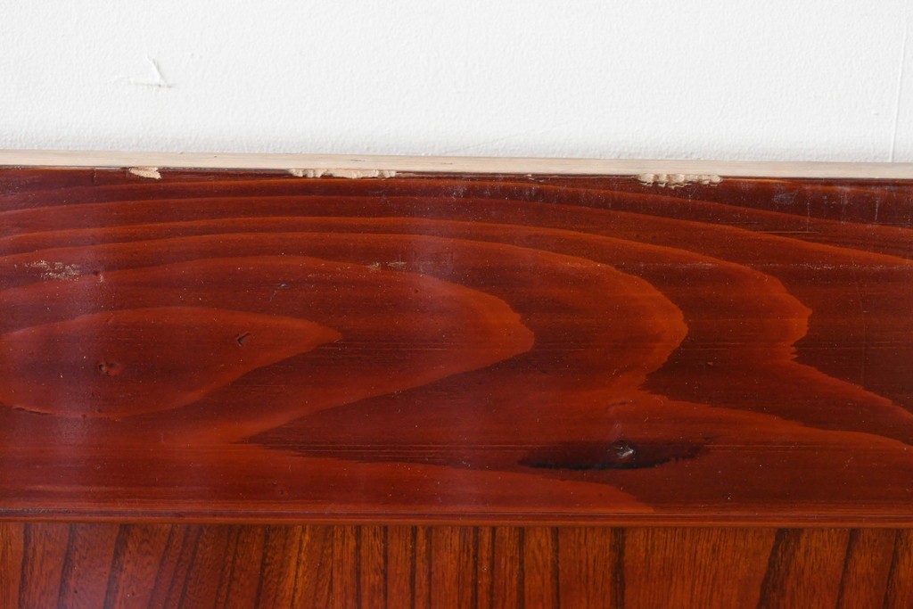 アンティーク建具　明治～大正　庄内地方　欅(ケヤキ)材　ヒノキ材　艶やかな木肌と重厚な金具が映える漆塗りの蔵戸1枚　(R-085104)