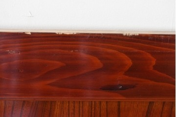 アンティーク建具　明治～大正　庄内地方　欅(ケヤキ)材　ヒノキ材　艶やかな木肌と重厚な金具が映える漆塗りの蔵戸1枚　(R-085104)