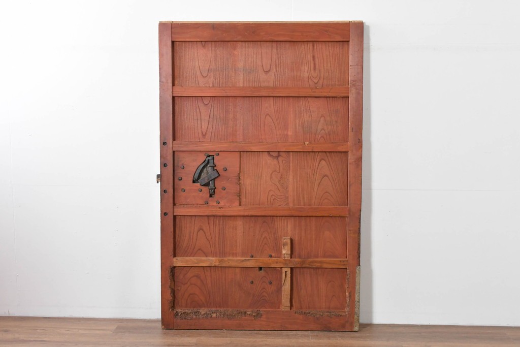 アンティーク建具　明治～大正　庄内地方　欅(ケヤキ)材　ヒノキ材　艶やかな木肌と重厚な金具が映える漆塗りの蔵戸1枚　(R-085104)