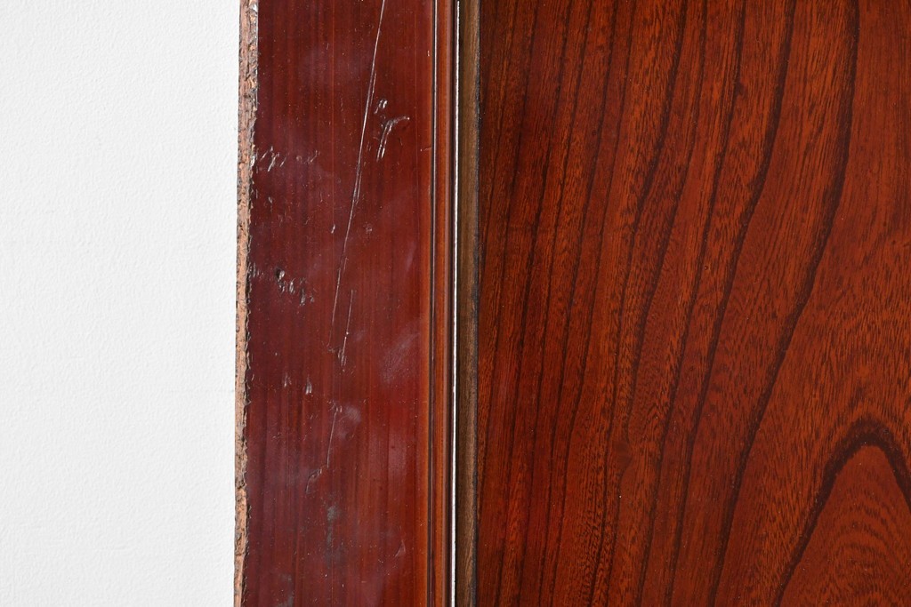 アンティーク建具　明治～大正　庄内地方　欅(ケヤキ)材　ヒノキ材　艶やかな木肌と重厚な金具が映える漆塗りの蔵戸1枚　(R-085104)