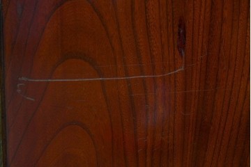 アンティーク建具　明治～大正　庄内地方　欅(ケヤキ)材　ヒノキ材　艶やかな木肌と重厚な金具が映える漆塗りの蔵戸1枚　(R-085104)