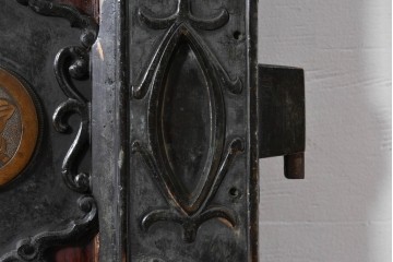 アンティーク建具　明治～大正　庄内地方　欅(ケヤキ)材　ヒノキ材　艶やかな木肌と重厚な金具が映える漆塗りの蔵戸1枚　(R-085104)