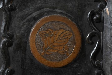 アンティーク建具　明治～大正　庄内地方　欅(ケヤキ)材　ヒノキ材　艶やかな木肌と重厚な金具が映える漆塗りの蔵戸1枚　(R-085104)