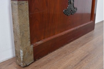 アンティーク建具　明治～大正　庄内地方　欅(ケヤキ)材　ヒノキ材　艶やかな木肌と重厚な金具が映える漆塗りの蔵戸1枚　(R-085104)