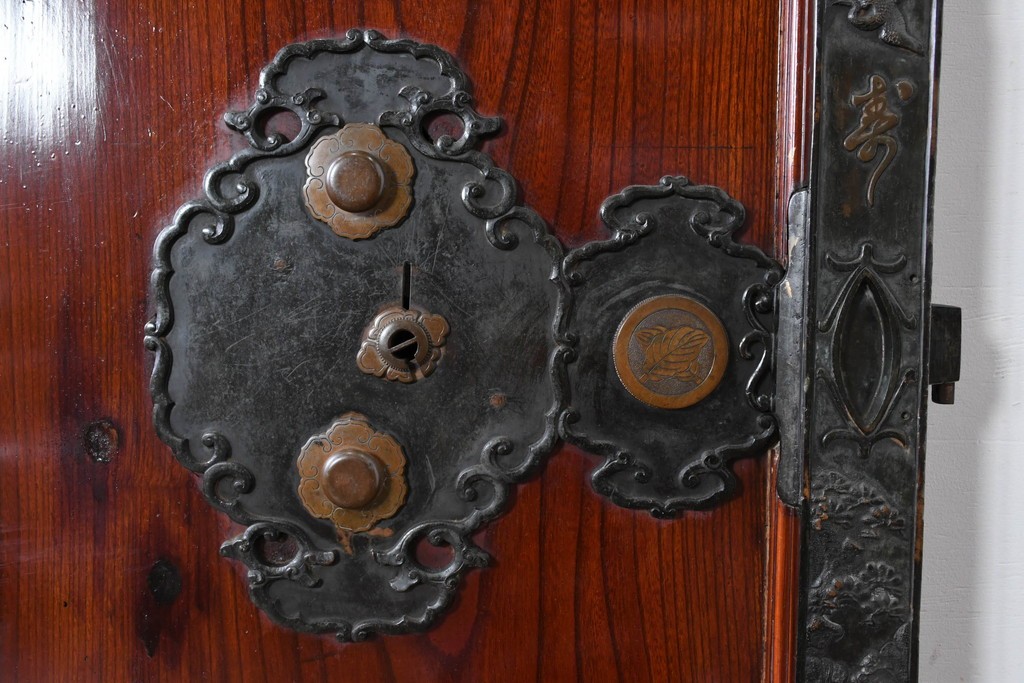 アンティーク建具　明治～大正　庄内地方　欅(ケヤキ)材　ヒノキ材　艶やかな木肌と重厚な金具が映える漆塗りの蔵戸1枚　(R-085104)