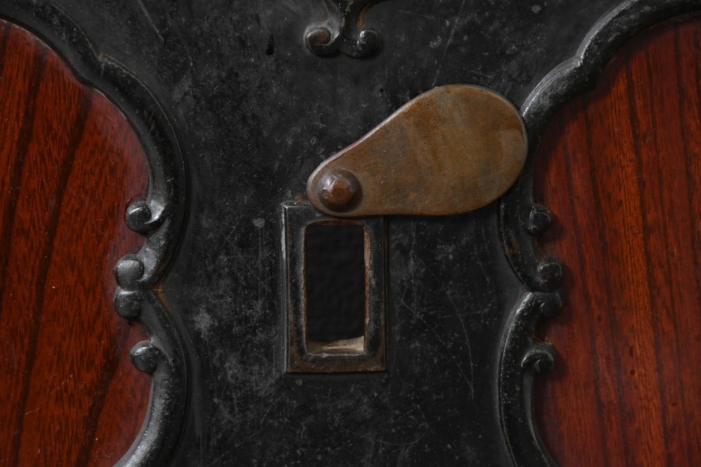 アンティーク建具　明治～大正　庄内地方　欅(ケヤキ)材　ヒノキ材　艶やかな木肌と重厚な金具が映える漆塗りの蔵戸1枚　(R-085104)