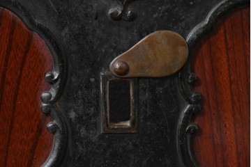 アンティーク建具　明治～大正　庄内地方　欅(ケヤキ)材　ヒノキ材　艶やかな木肌と重厚な金具が映える漆塗りの蔵戸1枚　(R-085104)