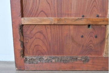 アンティーク建具　明治～大正　庄内地方　欅(ケヤキ)材　ヒノキ材　艶やかな木肌と重厚な金具が映える漆塗りの蔵戸1枚　(R-085104)