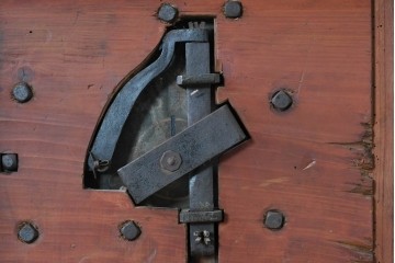 アンティーク建具　明治～大正　庄内地方　欅(ケヤキ)材　ヒノキ材　艶やかな木肌と重厚な金具が映える漆塗りの蔵戸1枚　(R-085104)