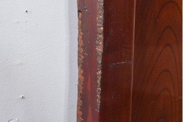 アンティーク建具　明治～大正　庄内地方　欅(ケヤキ)材　ヒノキ材　艶やかな木肌と重厚な金具が映える漆塗りの蔵戸1枚　(R-085104)