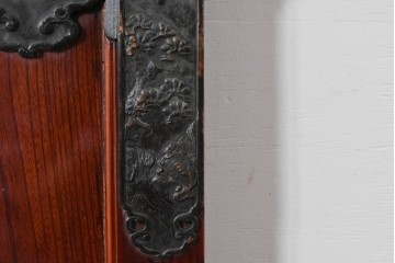 アンティーク建具　明治～大正　庄内地方　欅(ケヤキ)材　ヒノキ材　艶やかな木肌と重厚な金具が映える漆塗りの蔵戸1枚　(R-085104)
