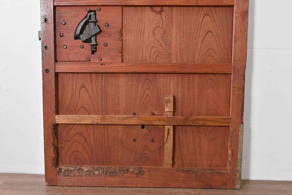 アンティーク建具　明治～大正　庄内地方　欅(ケヤキ)材　ヒノキ材　艶やかな木肌と重厚な金具が映える漆塗りの蔵戸1枚　(R-085104)