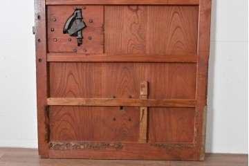 アンティーク建具　明治～大正　庄内地方　欅(ケヤキ)材　ヒノキ材　艶やかな木肌と重厚な金具が映える漆塗りの蔵戸1枚　(R-085104)