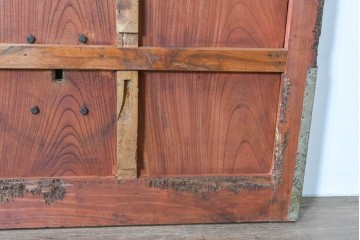 アンティーク建具　明治～大正　庄内地方　欅(ケヤキ)材　ヒノキ材　艶やかな木肌と重厚な金具が映える漆塗りの蔵戸1枚　(R-085104)