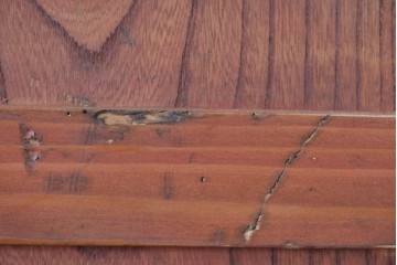 アンティーク建具　明治～大正　庄内地方　欅(ケヤキ)材　ヒノキ材　艶やかな木肌と重厚な金具が映える漆塗りの蔵戸1枚　(R-085104)