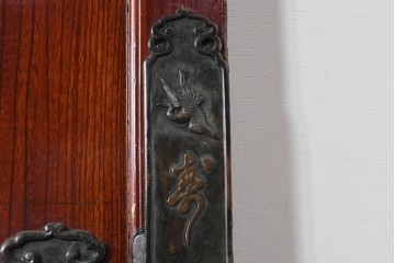 アンティーク建具　明治～大正　庄内地方　欅(ケヤキ)材　ヒノキ材　艶やかな木肌と重厚な金具が映える漆塗りの蔵戸1枚　(R-085104)