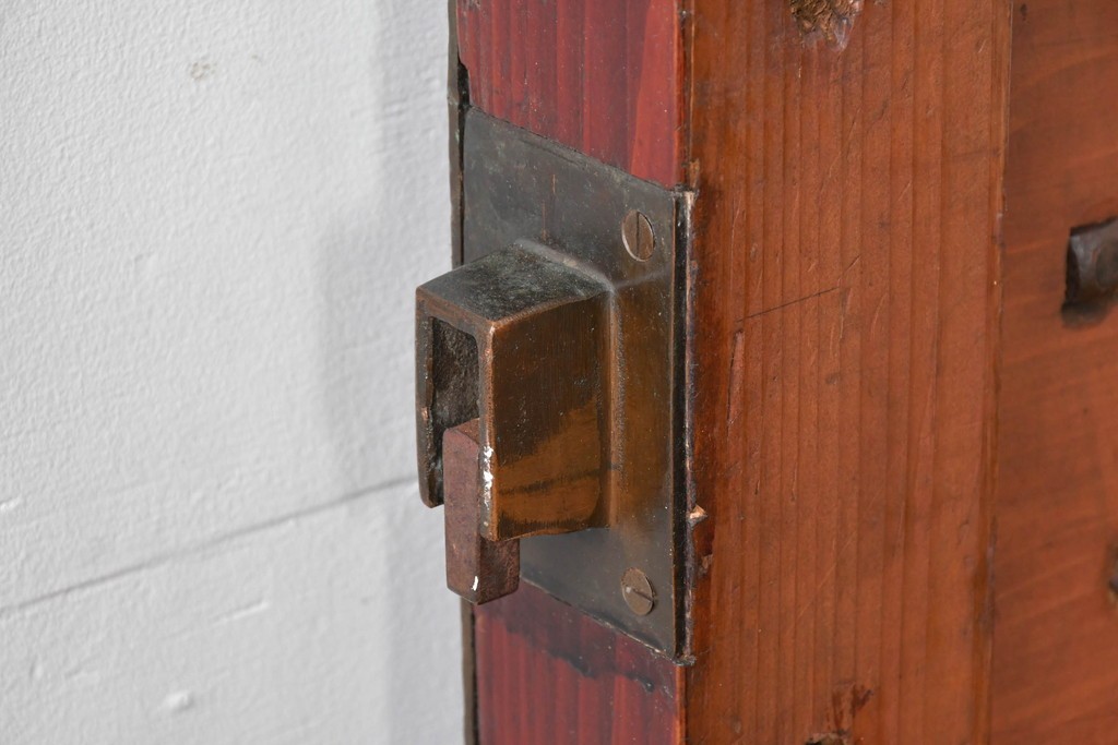 アンティーク建具　明治～大正　庄内地方　欅(ケヤキ)材　ヒノキ材　艶やかな木肌と重厚な金具が映える漆塗りの蔵戸1枚　(R-085104)