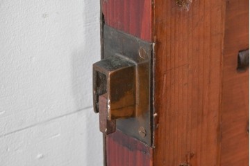 アンティーク建具　明治～大正　庄内地方　欅(ケヤキ)材　ヒノキ材　艶やかな木肌と重厚な金具が映える漆塗りの蔵戸1枚　(R-085104)