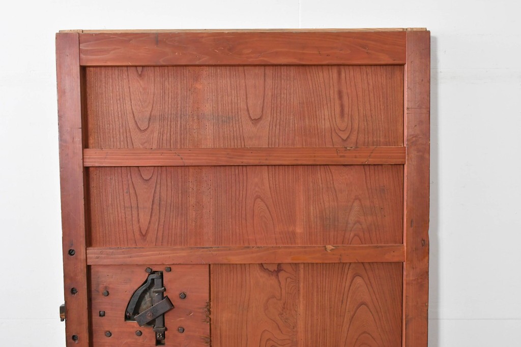 アンティーク建具　明治～大正　庄内地方　欅(ケヤキ)材　ヒノキ材　艶やかな木肌と重厚な金具が映える漆塗りの蔵戸1枚　(R-085104)