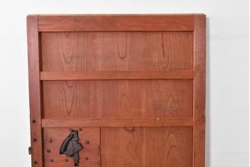 アンティーク建具　明治～大正　庄内地方　欅(ケヤキ)材　ヒノキ材　艶やかな木肌と重厚な金具が映える漆塗りの蔵戸1枚　(R-085104)