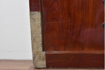 アンティーク建具　明治～大正　庄内地方　欅(ケヤキ)材　ヒノキ材　艶やかな木肌と重厚な金具が映える漆塗りの蔵戸1枚　(R-085104)