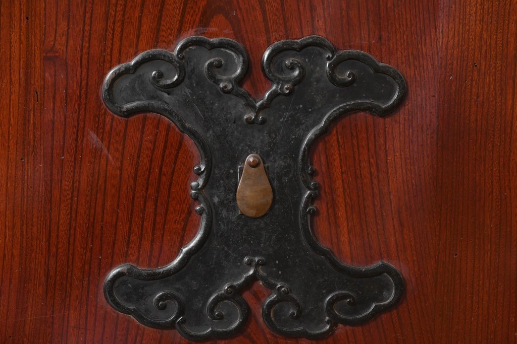 アンティーク建具　明治～大正　庄内地方　欅(ケヤキ)材　ヒノキ材　艶やかな木肌と重厚な金具が映える漆塗りの蔵戸1枚　(R-085104)