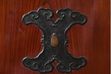 アンティーク建具　明治～大正　庄内地方　欅(ケヤキ)材　ヒノキ材　艶やかな木肌と重厚な金具が映える漆塗りの蔵戸1枚　(R-085104)