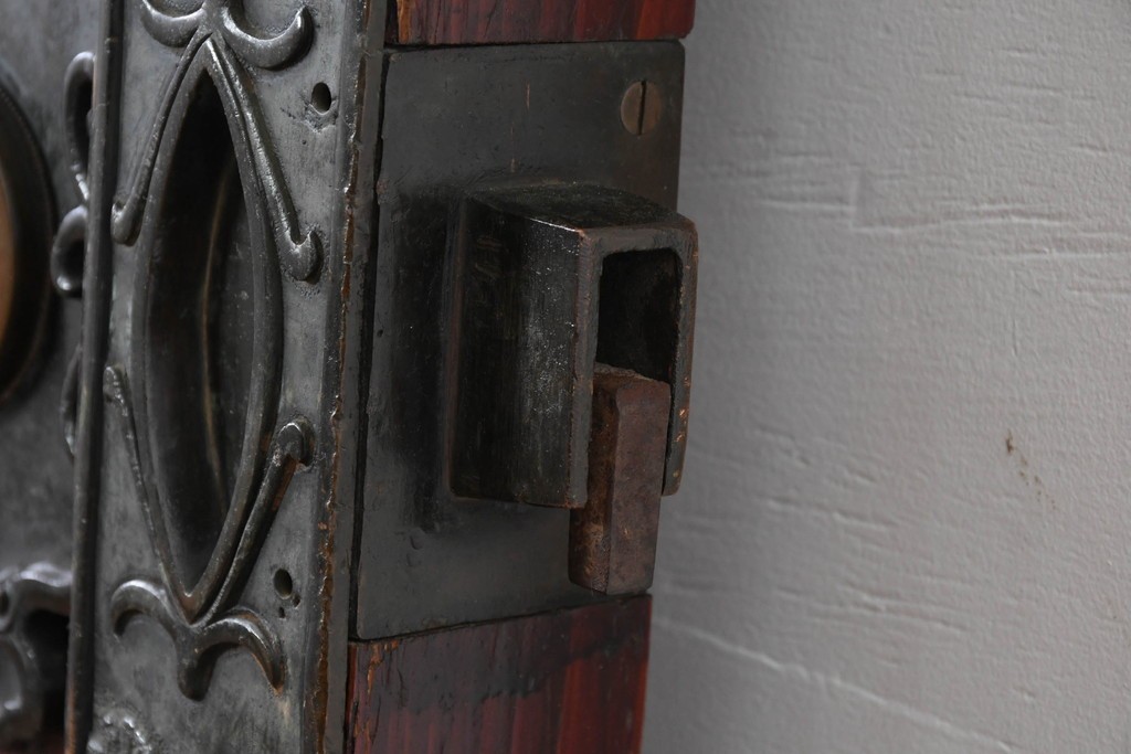 アンティーク建具　明治～大正　庄内地方　欅(ケヤキ)材　ヒノキ材　艶やかな木肌と重厚な金具が映える漆塗りの蔵戸1枚　(R-085104)