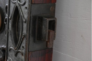 アンティーク建具　明治～大正　庄内地方　欅(ケヤキ)材　ヒノキ材　艶やかな木肌と重厚な金具が映える漆塗りの蔵戸1枚　(R-085104)