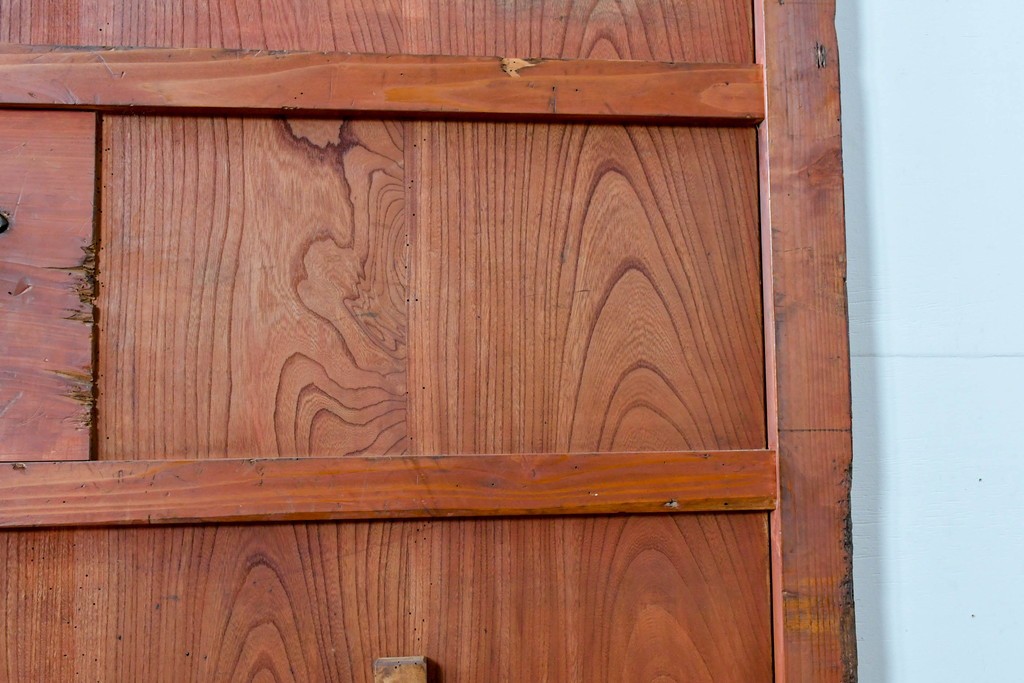 アンティーク建具　明治～大正　庄内地方　欅(ケヤキ)材　ヒノキ材　艶やかな木肌と重厚な金具が映える漆塗りの蔵戸1枚　(R-085104)