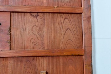 アンティーク建具　明治～大正　庄内地方　欅(ケヤキ)材　ヒノキ材　艶やかな木肌と重厚な金具が映える漆塗りの蔵戸1枚　(R-085104)