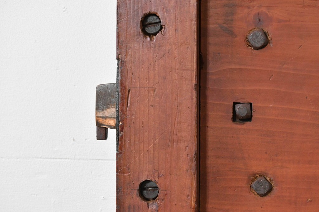 アンティーク建具　明治～大正　庄内地方　欅(ケヤキ)材　ヒノキ材　艶やかな木肌と重厚な金具が映える漆塗りの蔵戸1枚　(R-085104)