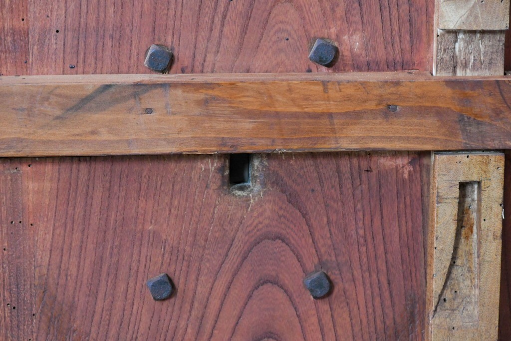 アンティーク建具　明治～大正　庄内地方　欅(ケヤキ)材　ヒノキ材　艶やかな木肌と重厚な金具が映える漆塗りの蔵戸1枚　(R-085104)