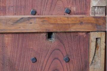 アンティーク建具　明治～大正　庄内地方　欅(ケヤキ)材　ヒノキ材　艶やかな木肌と重厚な金具が映える漆塗りの蔵戸1枚　(R-085104)