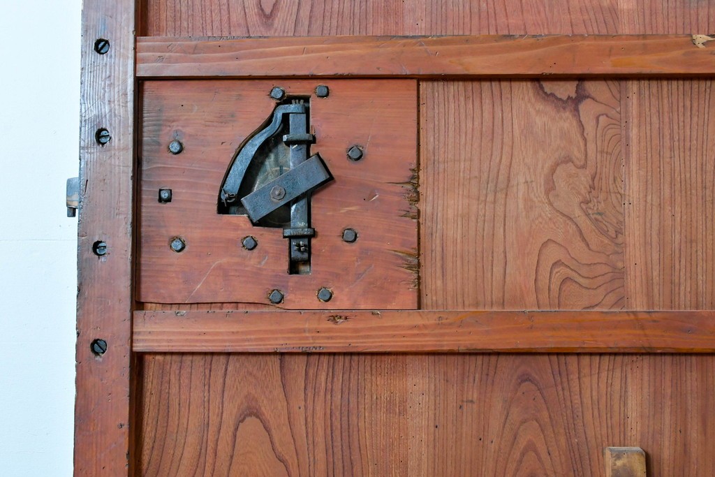 アンティーク建具　明治～大正　庄内地方　欅(ケヤキ)材　ヒノキ材　艶やかな木肌と重厚な金具が映える漆塗りの蔵戸1枚　(R-085104)