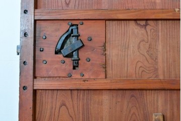 アンティーク建具　明治～大正　庄内地方　欅(ケヤキ)材　ヒノキ材　艶やかな木肌と重厚な金具が映える漆塗りの蔵戸1枚　(R-085104)