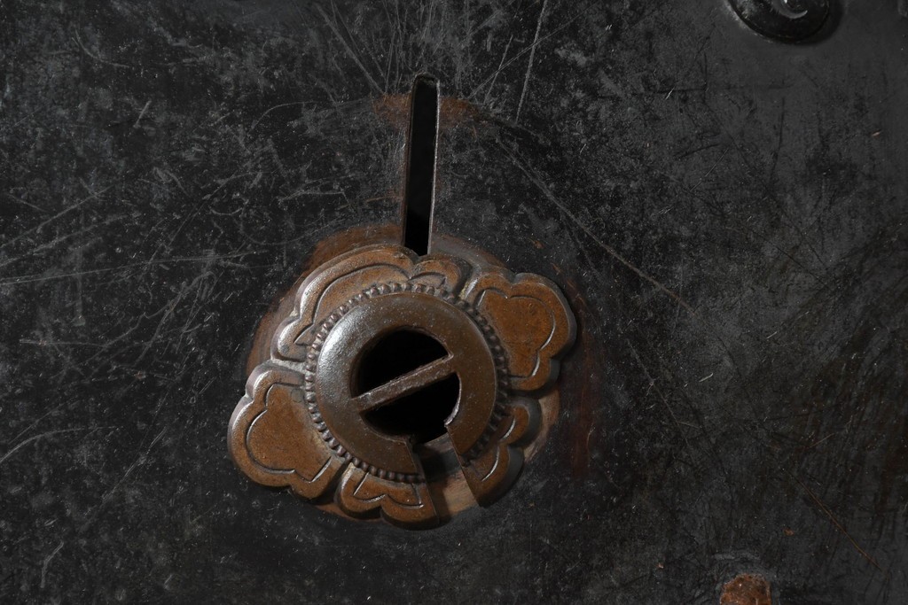 アンティーク建具　明治～大正　庄内地方　欅(ケヤキ)材　ヒノキ材　艶やかな木肌と重厚な金具が映える漆塗りの蔵戸1枚　(R-085104)