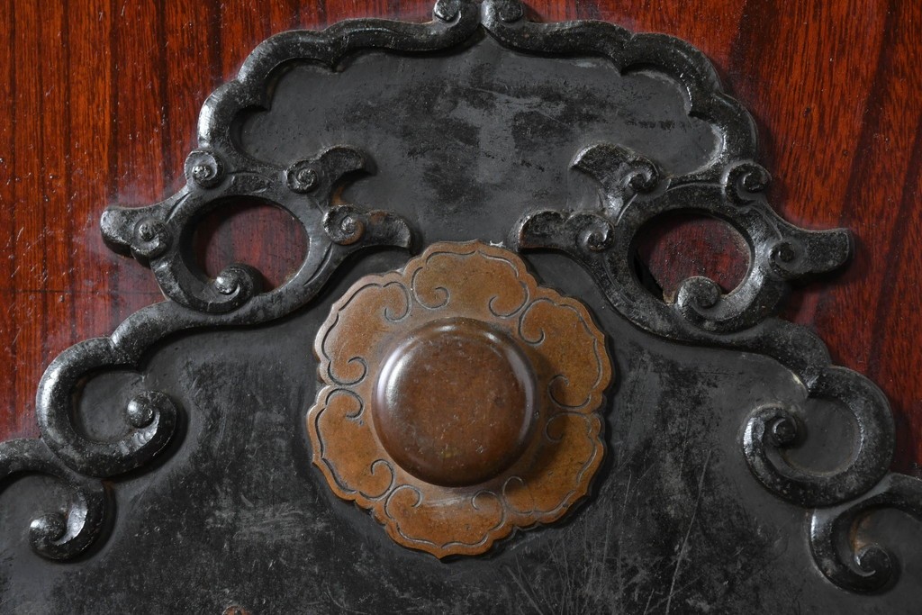 アンティーク建具　明治～大正　庄内地方　欅(ケヤキ)材　ヒノキ材　艶やかな木肌と重厚な金具が映える漆塗りの蔵戸1枚　(R-085104)