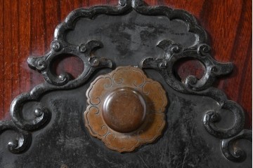 アンティーク建具　明治～大正　庄内地方　欅(ケヤキ)材　ヒノキ材　艶やかな木肌と重厚な金具が映える漆塗りの蔵戸1枚　(R-085104)