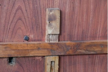 アンティーク建具　明治～大正　庄内地方　欅(ケヤキ)材　ヒノキ材　艶やかな木肌と重厚な金具が映える漆塗りの蔵戸1枚　(R-085104)