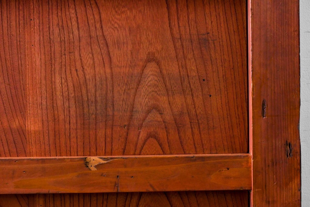 アンティーク建具　明治～大正　庄内地方　欅(ケヤキ)材　ヒノキ材　艶やかな木肌と重厚な金具が映える漆塗りの蔵戸1枚　(R-085104)