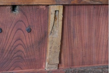 アンティーク建具　明治～大正　庄内地方　欅(ケヤキ)材　ヒノキ材　艶やかな木肌と重厚な金具が映える漆塗りの蔵戸1枚　(R-085104)