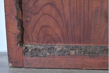 アンティーク建具　明治～大正　庄内地方　欅(ケヤキ)材　ヒノキ材　艶やかな木肌と重厚な金具が映える漆塗りの蔵戸1枚　(R-085104)