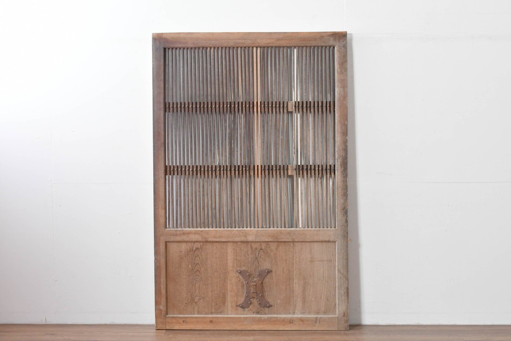 アンティーク建具　明治～大正　縦格子と鉄金具が印象的な蔵戸1枚　(R-085105)