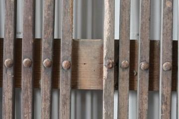 アンティーク建具　明治～大正　縦格子と鉄金具が印象的な蔵戸1枚　(R-085105)