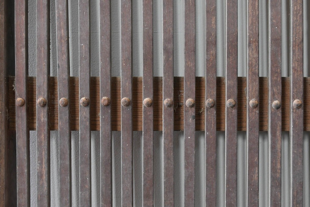 アンティーク建具　明治～大正　縦格子と鉄金具が印象的な蔵戸1枚　(R-085105)