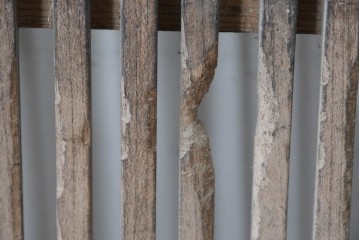 アンティーク建具　明治～大正　縦格子と鉄金具が印象的な蔵戸1枚　(R-085105)