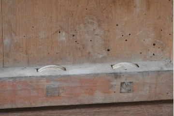 アンティーク建具　明治～大正　縦格子と鉄金具が印象的な蔵戸1枚　(R-085105)