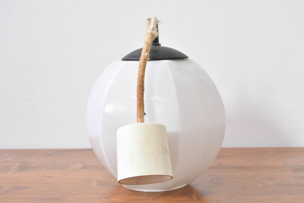 和製ヴィンテージ　昭和レトロ　やわらかな丸みと面取りの造形が美しいガラスの吊り下げ照明　(R-085108)